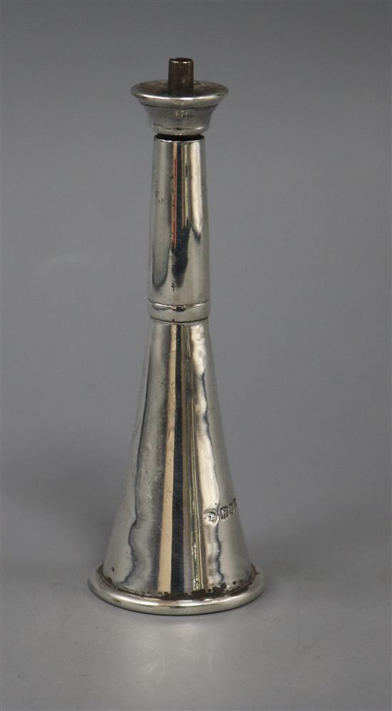 An Edwardian novelty silver club lighter in the form of a hunting horn, London, 1904, 11.8cm.